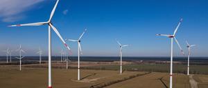Der Windpark «Albertshof» der Berliner Stadtwerke (Luftaufnahme mit einer Drohne). Mit dem Kauf von Windenergieanlagen will das Energieunternehmen Leag 2021 den Umbau weg von der Kohleverstromung hin zu erneuerbaren Energien vorantreiben. (zu dpa «Mit dem Kohleausstieg setzt Leag mehr auf Windenergie» vom 13.04.2021) +++ dpa-Bildfunk +++