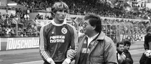 Muss ja. Trainer Bernd Hoss (re.) wechselt Torwart Holger Gehrke (beide SV Blau Weiss 90 Berlin). 