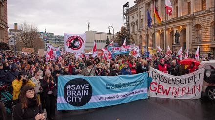 Hunderte Menschen demonstrierten im Dezember vor dem Abgeordnetenhaus gegen die Kürzungen im Wissenschaftsetat. 