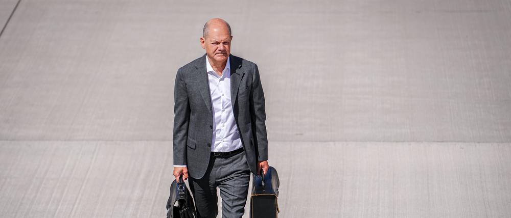 Bundeskanzler Olaf Scholz (SPD) geht auf dem militärischen Teil des Flughafens BER Berlin Brandenburg zum Airbus der Luftwaffe für den Flug in die Republik Moldau.