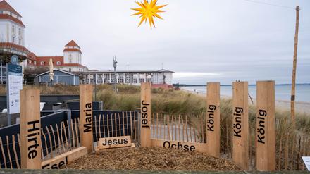 Eine ungewöhnliche Weihnachtskrippe auf Rügen an der Ostsee hat Fans und Kritiker.