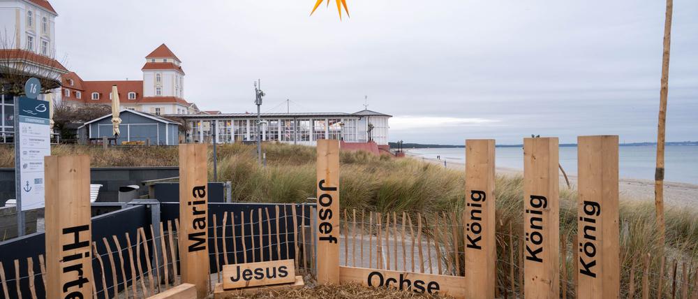 Eine ungewöhnliche Weihnachtskrippe auf Rügen an der Ostsee hat Fans und Kritiker.