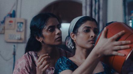 Prabha (Kani Kusruti, links) und Anu (Divya Prabha) müssen sich mit den patriarchalen Strukturen in der indischen Gesellschaft arrangieren.