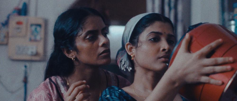 Prabha (Kani Kusruti, links) und Anu (Divya Prabha) müssen sich mit den patriarchalen Strukturen in der indischen Gesellschaft arrangieren.