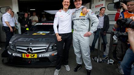Ralf Schumacher (r) ist sauer, dass sein Bruder Michael nicht Ehrenbürger in seiner Heimatstadt Kerpen werden soll. (Archivbild)