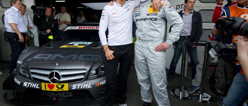 Ralf Schumacher (r) ist sauer, dass sein Bruder Michael nicht Ehrenbürger in seiner Heimatstadt Kerpen werden soll. (Archivbild)