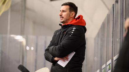 Cheftrainer Levente Szilagyi ist zufrieden mit seinen Spielerinnen.