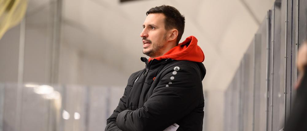 Cheftrainer Levente Szilagyi ist zufrieden mit seinen Spielerinnen.