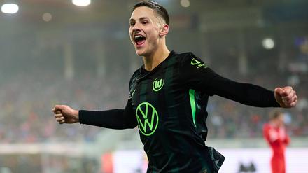 Bence Dardai bejubelt sein erstes Bundesligator, das er beim 3:1-Sieg gegen den 1. FC Heidenheim für den VfL Wolfsburg erzielt hat. 