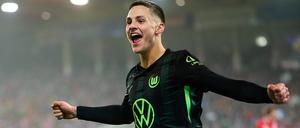 Bence Dardai bejubelt sein erstes Bundesligator, das er beim 3:1-Sieg gegen den 1. FC Heidenheim für den VfL Wolfsburg erzielt hat. 