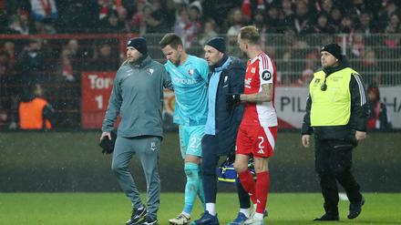 Bochums Torwart Patrick Drewes wurde am vergangenen Samstag von einem Feuerzeug getroffen.