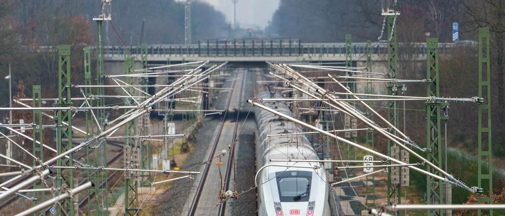 Auf der Riedbahnstrecke ist es zu einer Oberleitungsstörung gekommen (Symbolbild)