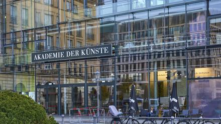 Akademie der Künste mit spiegelnder Fassade
