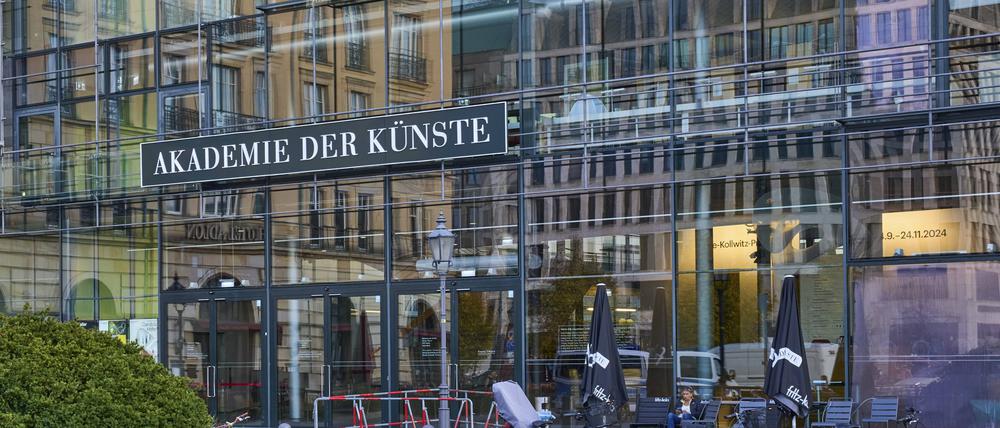 Akademie der Künste mit spiegelnder Fassade