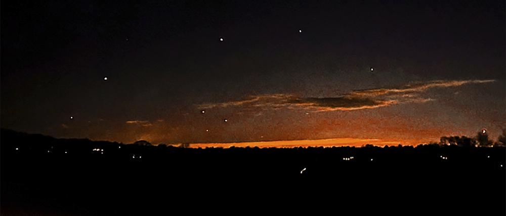 Dieses von Trisha Bushey zur Verfügung gestellte Foto zeigt den Abendhimmel und Lichtpunkte in der Nähe von Lebanon Township am 5. Dezember 2024.