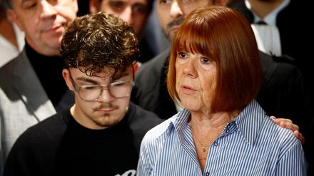 Gisèle Pelicot mit ihren Anwälten nach dem Urteil im Gericht in Avignon, Frankreich
