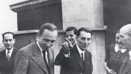 Die Freundschaft des deutschen Physikers Wolfgang Genter und seines französischen Kollegen Frédéric Joliot-Curie (hier 1937 in Paris) hielt auch in der Zeit der deutschen Besatzung Frankreichs. 