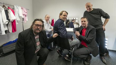 Manfred Maurenbrecher, Christoph Jungmann, Hannes Heesch, Bov Bjerg und Horst Evers in der Garderobe des Theaters am Ku’ Damm.
