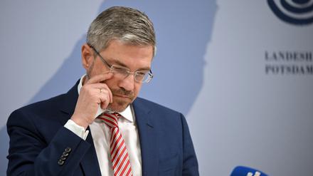 Potsdams Oberbürgermeister Mike Schubert (SPD) bei seiner Pressekonferenz nach der Einstellung der Vorteilsannahme-Ermittlungen. 