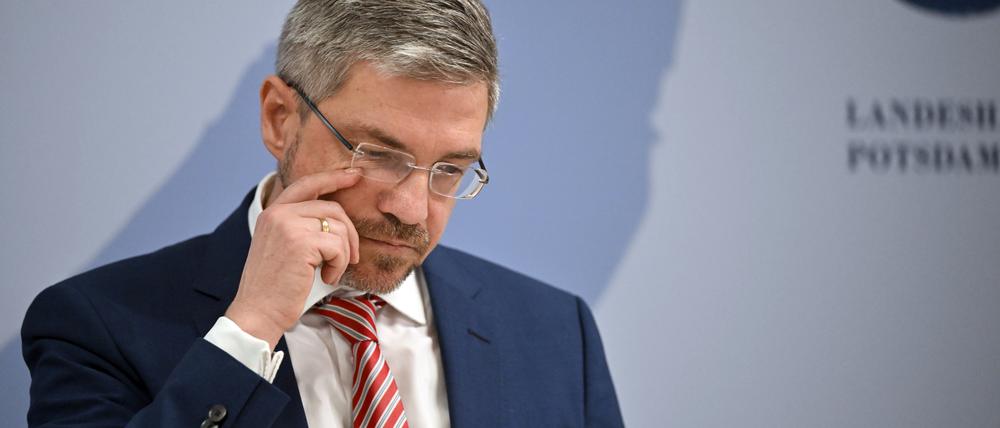 Potsdams Oberbürgermeister Mike Schubert (SPD) bei seiner Pressekonferenz nach der Einstellung der Vorteilsannahme-Ermittlungen. 
