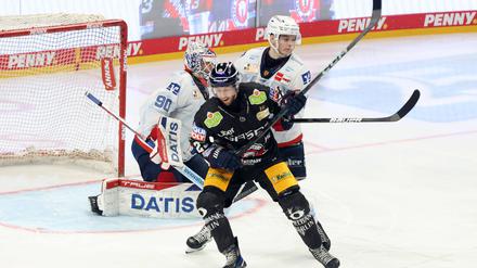 Gegen Mannheim lief es. Blaine Byron (vorn) beim 5:2 gegen die Adler am vergangenen Sonntag.