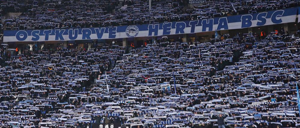 03.12.2023, Fussball, Herren, 2. Bundesliga, Saison 2023/2024, Hertha BSC Berlin - SV 07 Elversberg, Fans von Hertha BSC, Schals, Ostkurve, Schnee Berlin Olympiastadion Berlin Deutschland DE *** 03 12 2023, Football, Men, 2 Bundesliga, Season 2023 2024, Hertha BSC Berlin SV 07 Elversberg, Fans of Hertha BSC, Scarves, East Curve, Snow Berlin Olympiastadion Berlin Germany EN