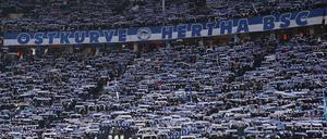 03.12.2023, Fussball, Herren, 2. Bundesliga, Saison 2023/2024, Hertha BSC Berlin - SV 07 Elversberg, Fans von Hertha BSC, Schals, Ostkurve, Schnee Berlin Olympiastadion Berlin Deutschland DE *** 03 12 2023, Football, Men, 2 Bundesliga, Season 2023 2024, Hertha BSC Berlin SV 07 Elversberg, Fans of Hertha BSC, Scarves, East Curve, Snow Berlin Olympiastadion Berlin Germany EN