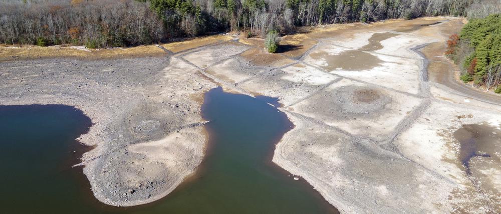 Zurückgehendes Wasser aufgrund einer Dürre legt das Seebett des Ashokan Reservoirs in Ulster County frei. 