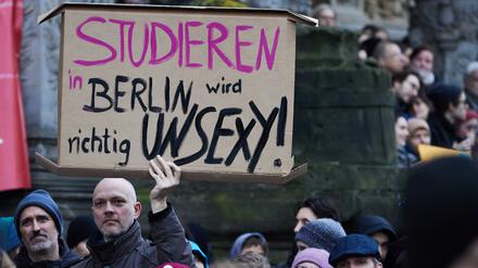 Rund 3000 Menschen protestierten vor dem Abgeordnetenhaus.