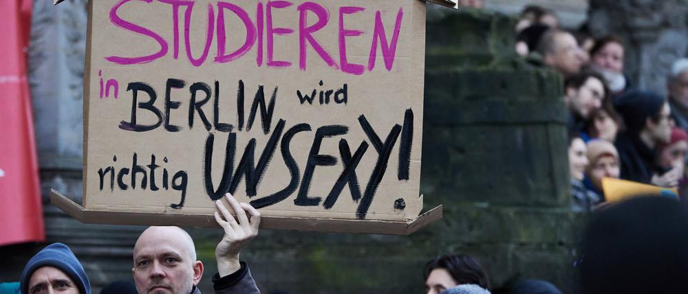 Rund 3000 Menschen protestierten vor dem Abgeordnetenhaus.
