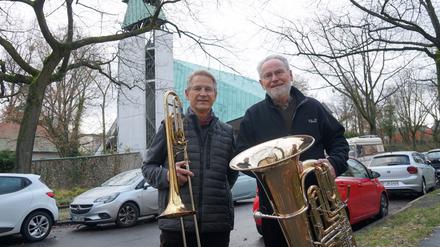 Christian Hecklau (links) und Peter-Henning Rietz machen seit vielen Jahren beim Turmblasen der Kirche Neu-Westend am Heiligabend mit.