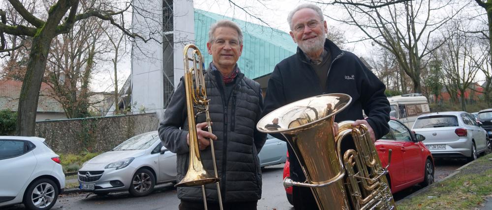 Christian Hecklau (links) und Peter-Henning Rietz machen seit vielen Jahren beim Turmblasen der Kirche Neu-Westend am Heiligabend mit.