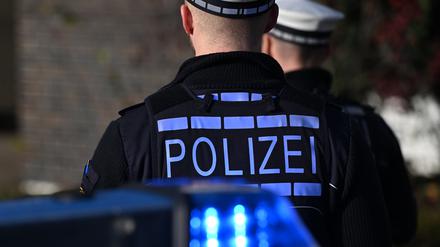 Das Logo der Polizei auf der Dienstkleidung eines Polizisten.