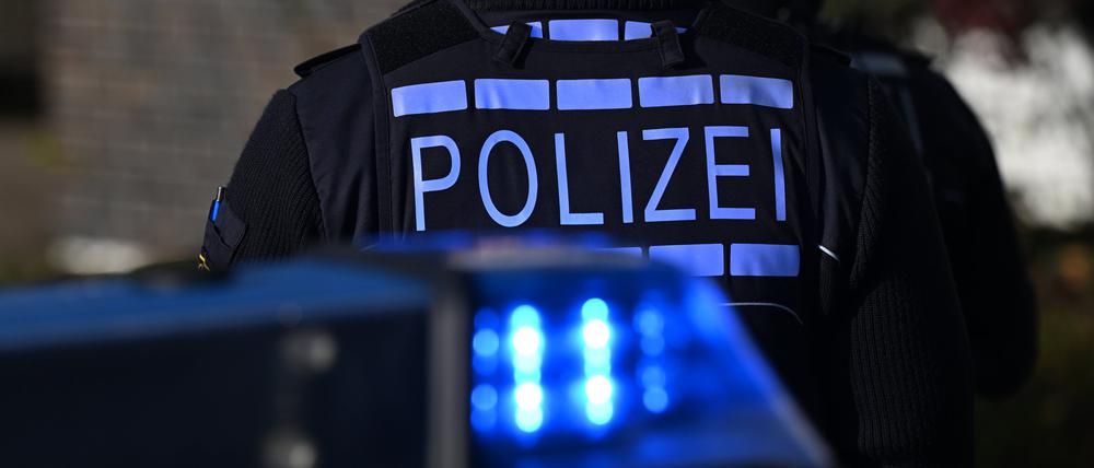 Das Logo der Polizei auf der Dienstkleidung eines Polizisten.