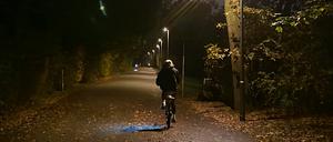 In der Hasenheide gibt es jetzt „mitlaufendes Licht“ auf dem Fahrradweg.