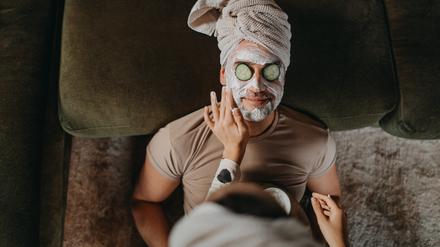 Wissen Sie, was sich noch besser anfühlt, als mit Gurken auf den Augen im Schaumbad zu liegen? Das Schaumbad für jemanden einlaufen zu lassen, der die Gurken auf den Augen womöglich noch dringender braucht als man selbst. 