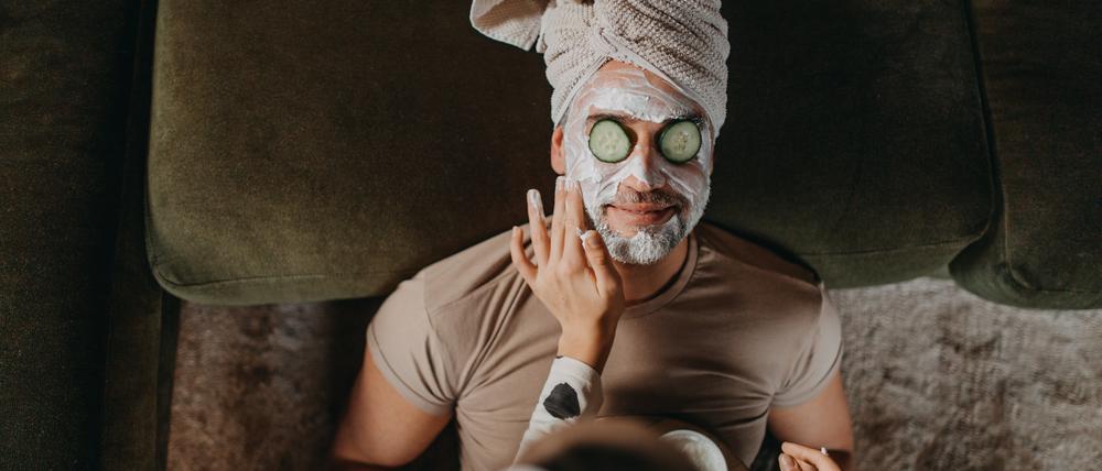 Wissen Sie, was sich noch besser anfühlt, als mit Gurken auf den Augen im Schaumbad zu liegen? Das Schaumbad für jemanden einlaufen zu lassen, der die Gurken auf den Augen womöglich noch dringender braucht als man selbst. 