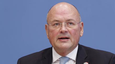 Arne Schönbohm, der ehemalige Präsident des BSI, verlor nach einem kritischen Bericht von Jan Böhmermanns Sendung  „ZDF Magazin Royale“ seinen Posten. Später verklagte er das Bundesinnenministerium.