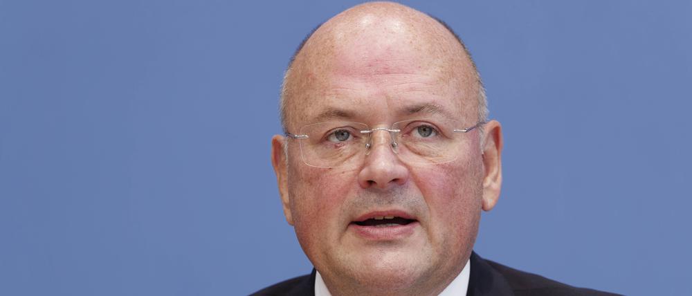 Arne Schönbohm, der ehemalige Präsident des BSI, verlor nach einem kritischen Bericht von Jan Böhmermanns Sendung  „ZDF Magazin Royale“ seinen Posten. Später verklagte er das Bundesinnenministerium.