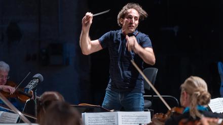 Der Dirigent Yoel Gamzou wurde 1988 in Tel Aviv geboren. Schon im Alter von 19 Jahren gründete er ein eigenes Orchester.
