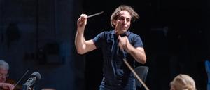 Der Dirigent Yoel Gamzou wurde 1988 in Tel Aviv geboren. Schon im Alter von 19 Jahren gründete er ein eigenes Orchester.