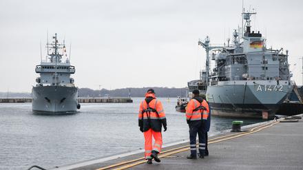 Der Tender „Werra“ legt an einer Mole im Marinestützpunkt Kiel an. Der Tender „Werra“ und das Minenjagdboot „Weilheim“ kehrten am Mittwoch nach einem mehrmonatigen Nato-Einsatz in den Heimathafen Kiel zurück. (Symbol- und Archivfoto)