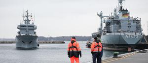 Der Tender „Werra“ legt an einer Mole im Marinestützpunkt Kiel an. Der Tender „Werra“ und das Minenjagdboot „Weilheim“ kehrten am Mittwoch nach einem mehrmonatigen Nato-Einsatz in den Heimathafen Kiel zurück. (Symbol- und Archivfoto)