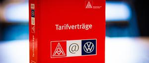 Ein Ordner mit der Aufschrift «Tarifverträge» steht vor Beginn der fünften Tarifverhandlung von Volkswagen und IG Metall auf einem Tisch. 