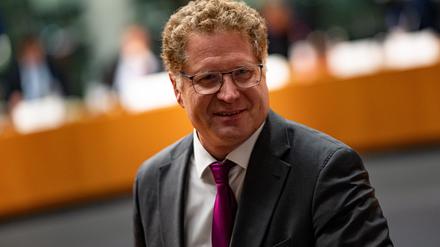 Patrick Graichen, ehemaliger Staatssekretär im Bundeswirtschaftsministerium, kommt zur Zeugenbefragung im Untersuchungsausschuss „Atomausstieg“ in den Saal.