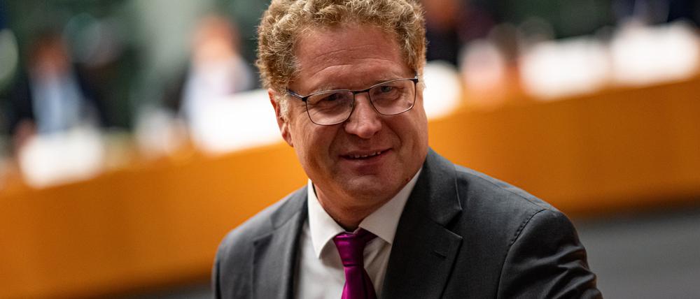 Patrick Graichen, ehemaliger Staatssekretär im Bundeswirtschaftsministerium, kommt zur Zeugenbefragung im Untersuchungsausschuss „Atomausstieg“ in den Saal.