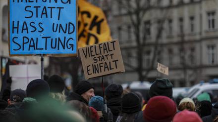 Hunderte Gegendemonstranten blockieren Neonazi-Marsch in Berlin, Rechtsradikale Demonstration am Ostkreuz: Polizei spricht von 60 Teilnehmern, Tausende protestieren gegen die angemeldete Demonstration. 