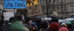 Hunderte Gegendemonstranten blockieren Neonazi-Marsch in Berlin, Rechtsradikale Demonstration am Ostkreuz: Polizei spricht von 60 Teilnehmern, Tausende protestieren gegen die angemeldete Demonstration. 