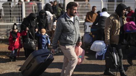  Syrer tragen ihre Habseligkeiten auf dem Weg von der Türkei nach Syrien am Oncupinar-Grenzübergang in der Nähe der Stadt Kilis im Süden der Türkei.
