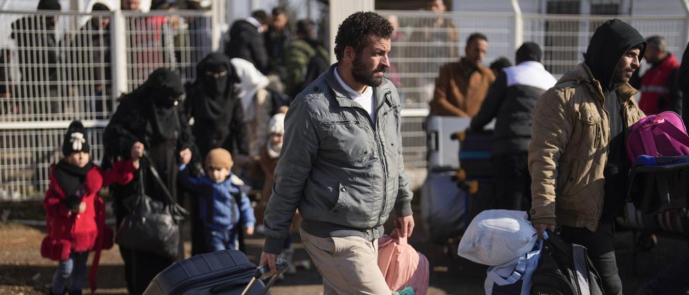 Syrer tragen ihre Habseligkeiten auf dem Weg von der Türkei nach Syrien am Oncupinar-Grenzübergang in der Nähe der Stadt Kilis im Süden der Türkei.